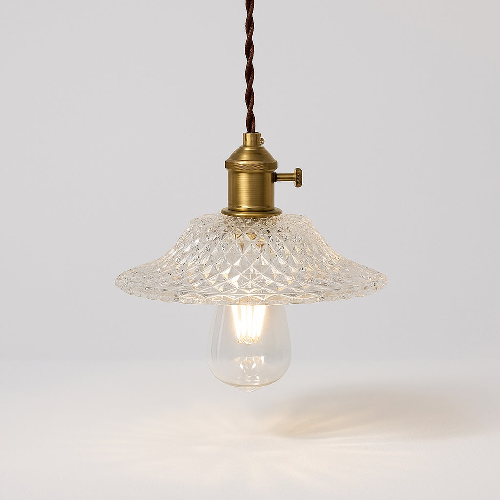 Suspension élégante avec abat-jour en verre sculpté Bullina et lumière diffusée vers le bas sur fond clair.