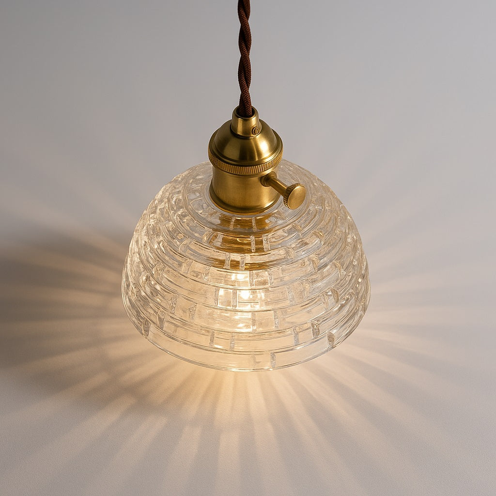 Suspension design en verre transparent texturé, abat-jour lumineux aux reflets élégants pour éclairage d’ambiance.