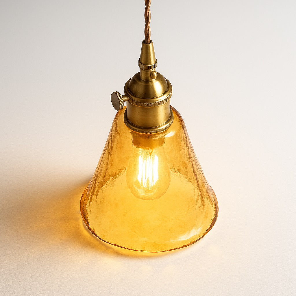 Abat-jour suspension en verre ambré nervuré, lumière douce et design rétro élégant