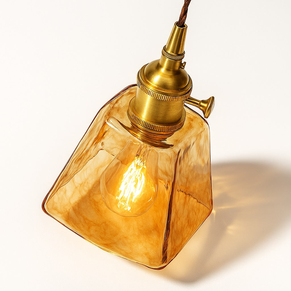 Suspension en verre carré ambré avec douille laiton, lumière chaude et style vintage chic