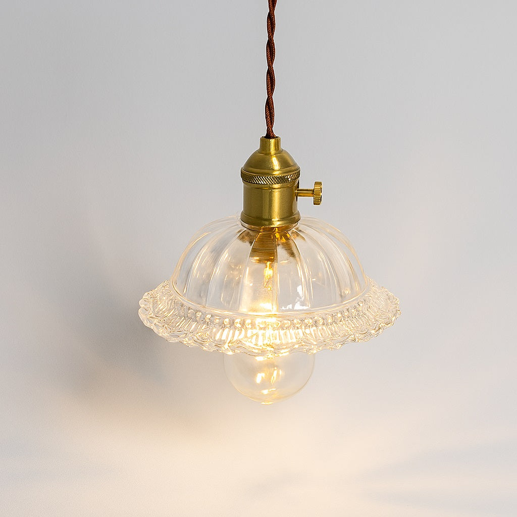 Abat jour en verre nervuré allumé, suspension décorative diffusant une lumière douce et chaleureuse