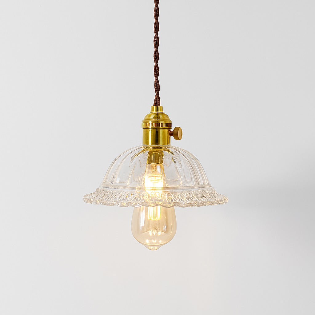 Suspension vintage en verre nervuré, abat jour transparent élégant pour un éclairage raffiné et décoratif.