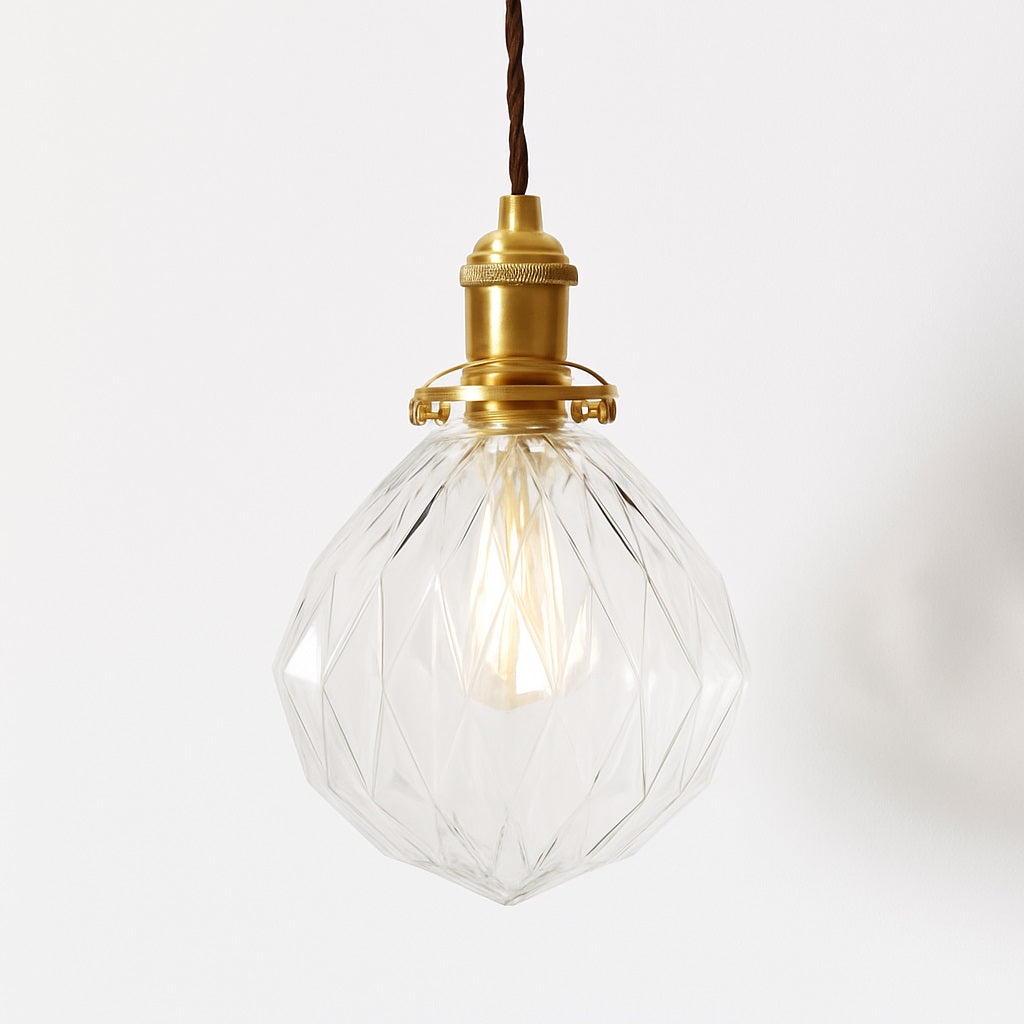 Suspension en verre facetté transparent avec monture en laiton doré, éclairage chaud diffusé