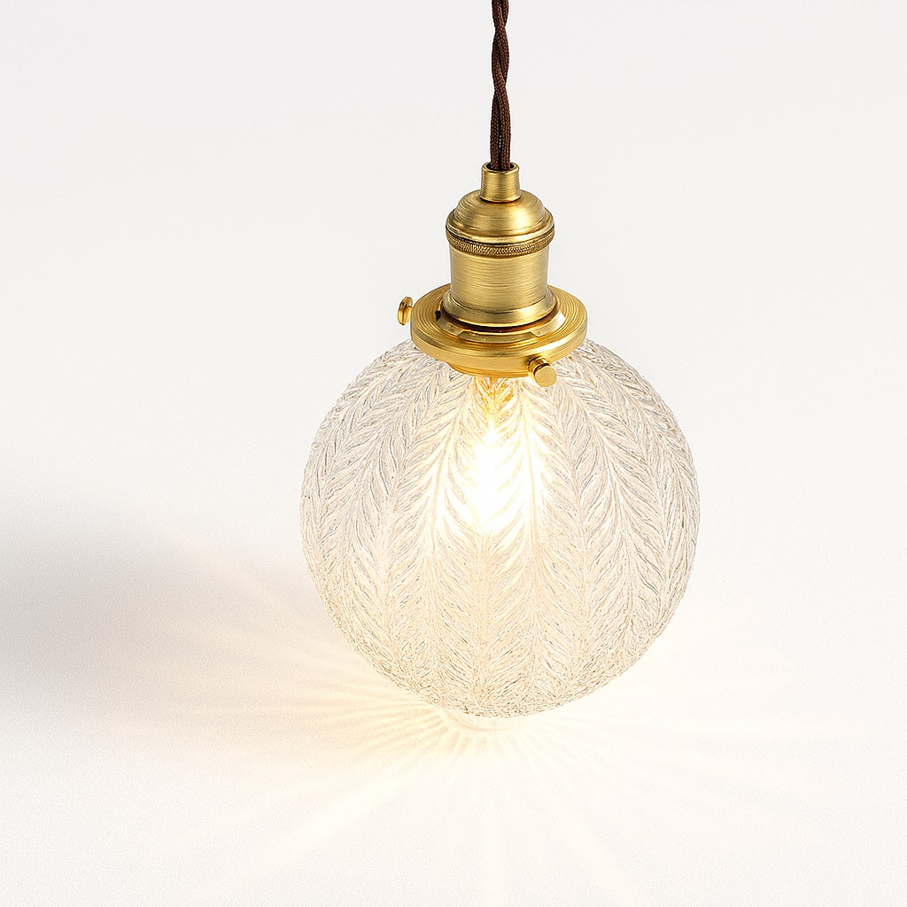 Suspension abat-jour boule en verre nervuré, motif feuille sculptée, éclairage chaleureux pour déco vintage.