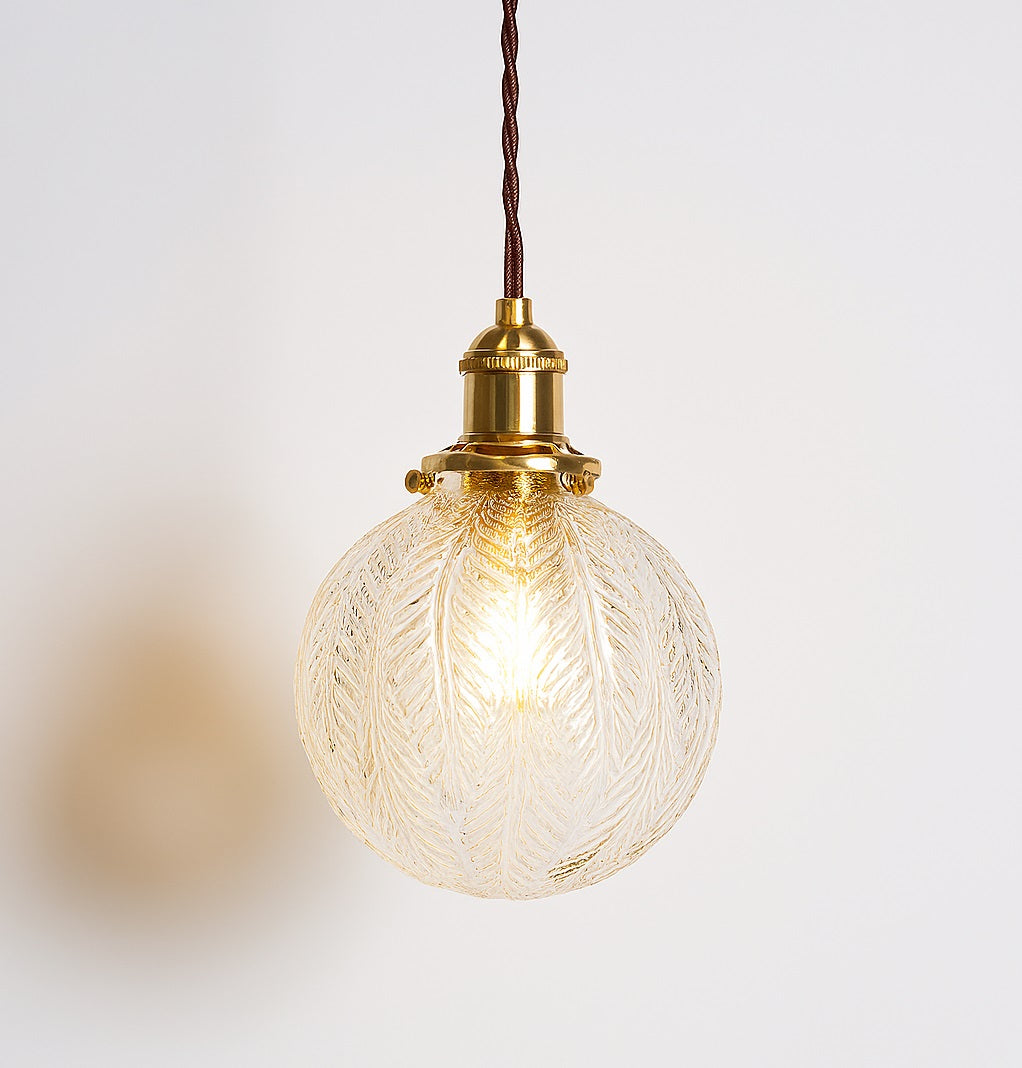 Abat-jour en verre nervuré effet feuille, suspension boule élégante avec douille laiton doré pour lampe vintage.