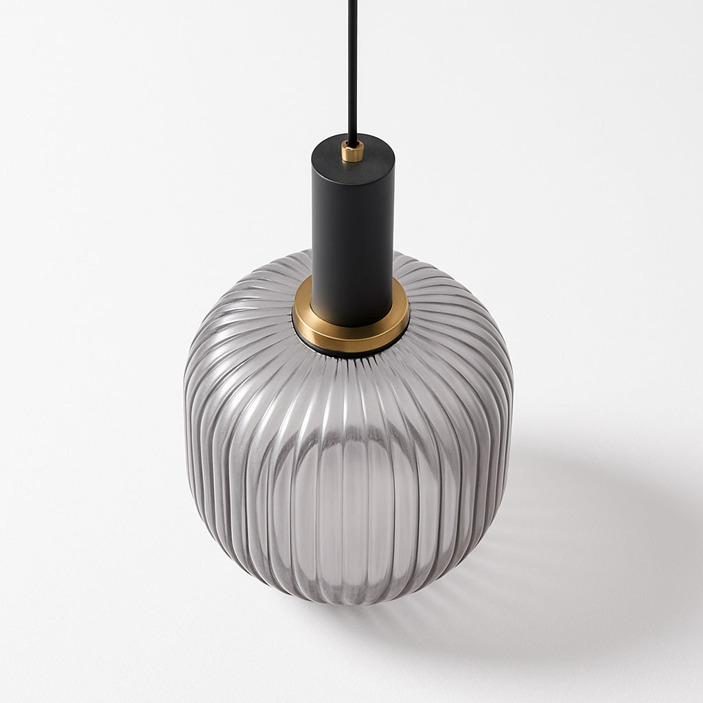 Suspension en verre fumé nervuré vue plongeante, douille noire mate et anneau doré, lumière douce et style design épuré.