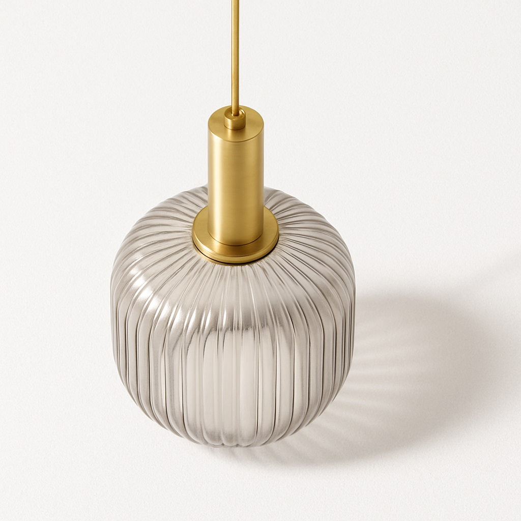 Vue en plongée d’un abat-jour suspension en verre nervuré fumé avec douille dorée satinée sur fond blanc.