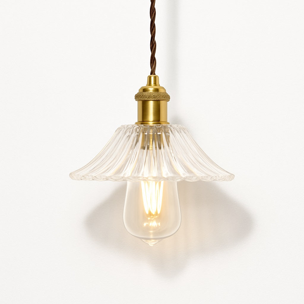 Suspension en verre nervuré transparent, forme évasée style fleur, douille laiton doré, lumière douce.