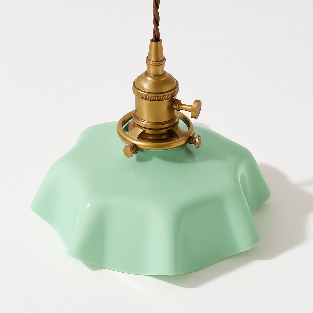 Vue du dessus d’un abat-jour suspension en verre vert menthe avec douille laiton doré, style rétro ondulé et raffiné.