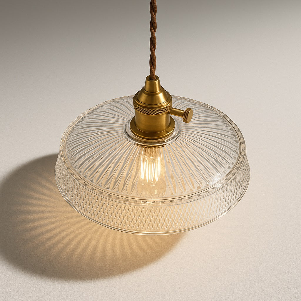 Abat jour en verre nervuré vu du dessus, lumière chaude diffusée, suspension élégante au style rétro et raffiné.