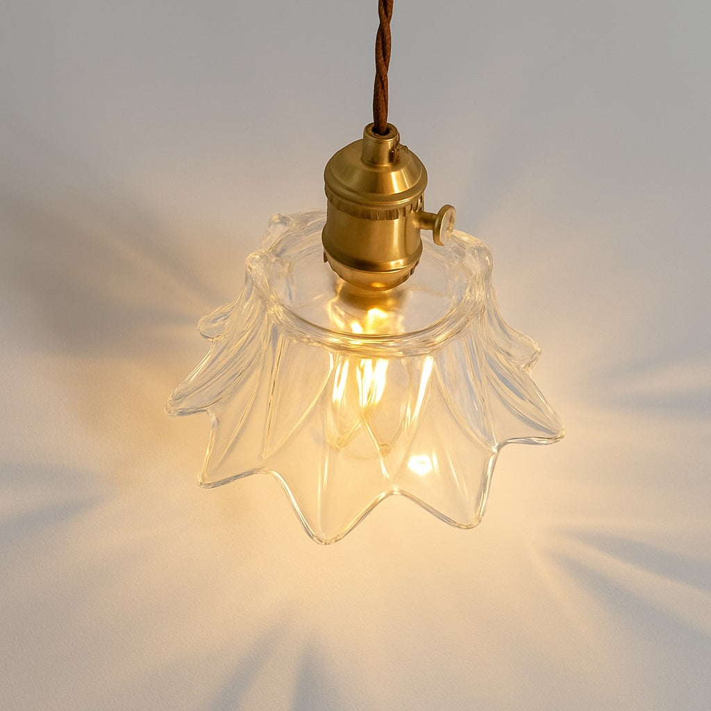 Abat jour en verre transparent avec jeu de lumière diffusé en étoile, suspension design pour salon ou cuisine.