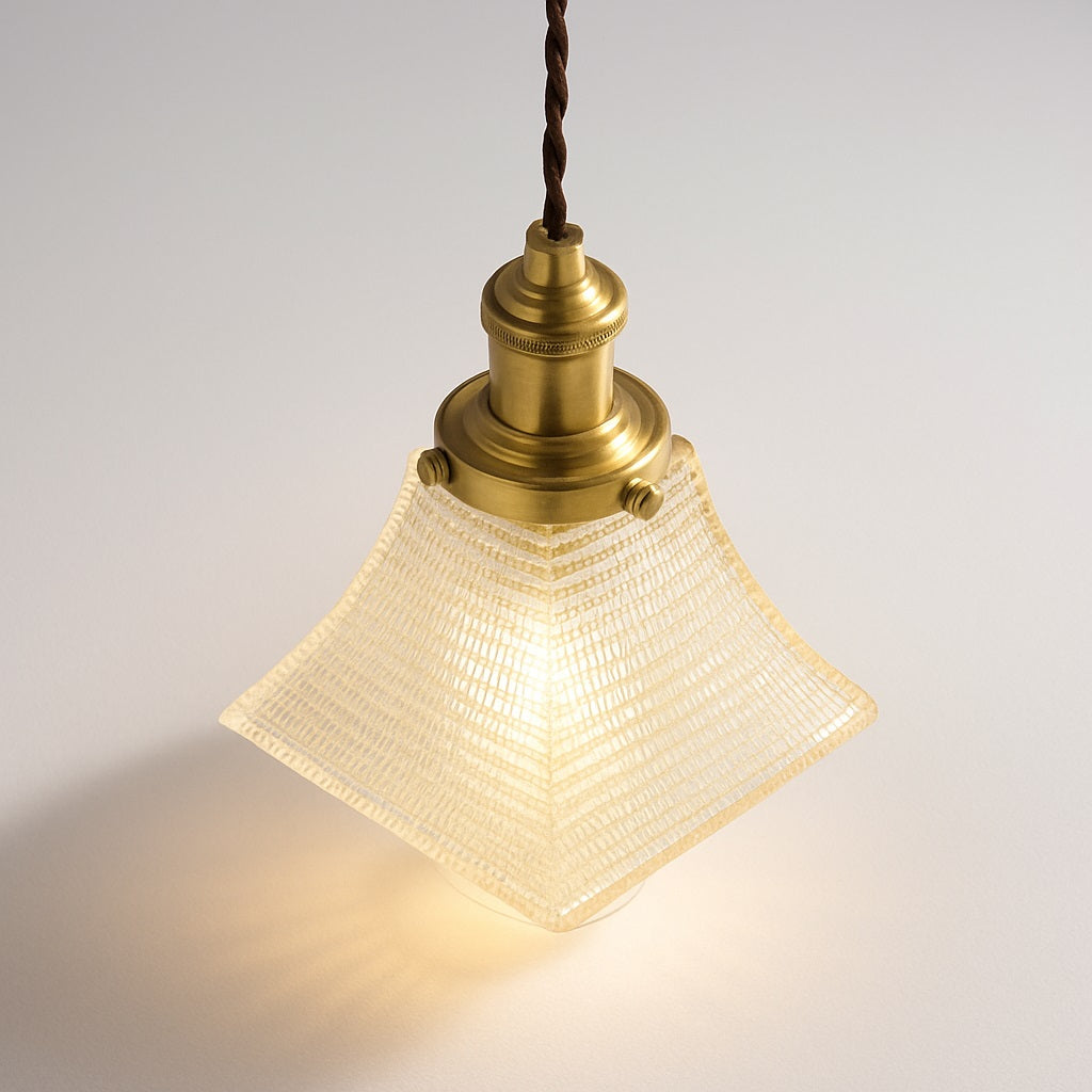 Vue plongeante d’un abat-jour en verre nervuré en forme de pagode avec lumière chaude.