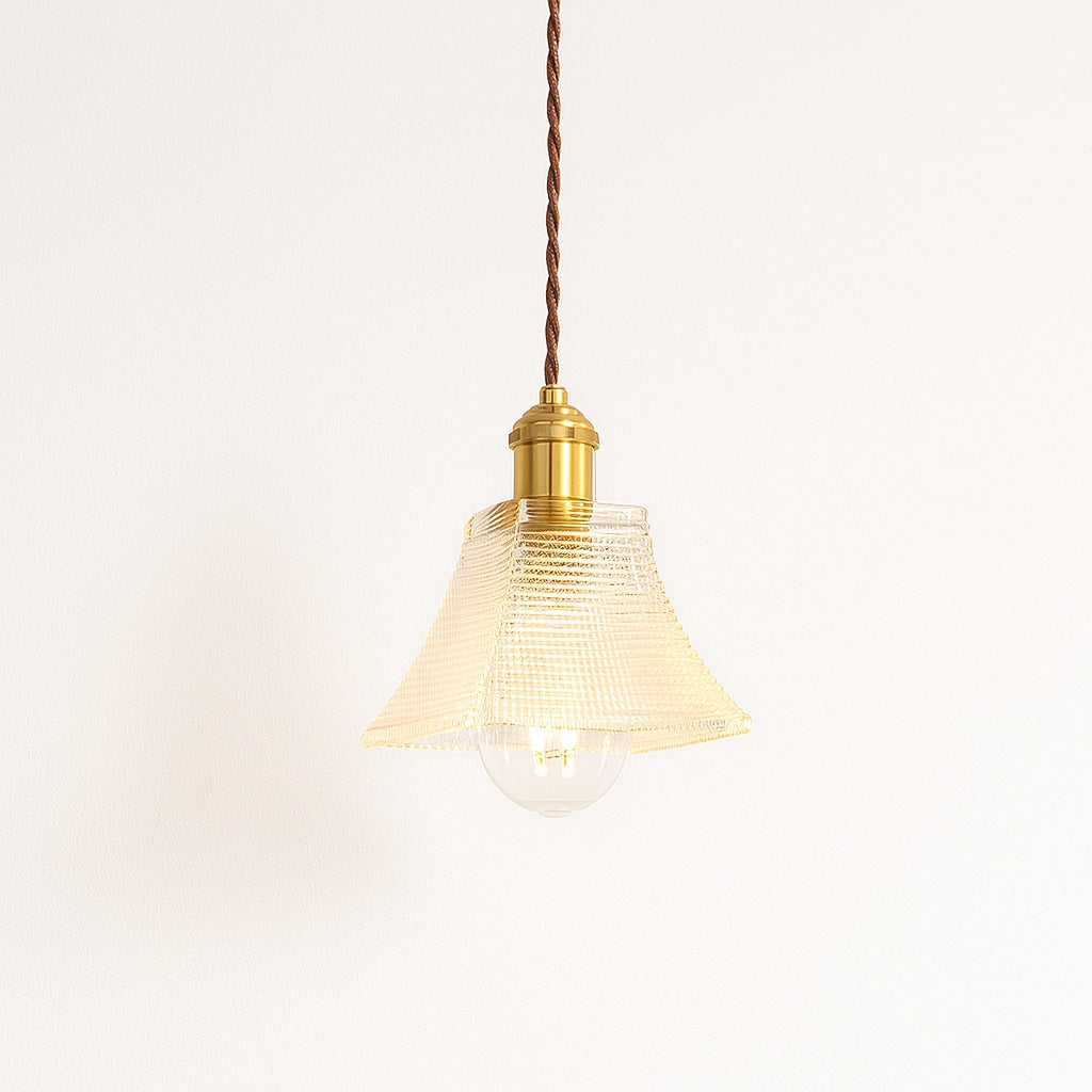 Suspension en verre clair nervuré avec monture dorée et ampoule visible, style pagode.