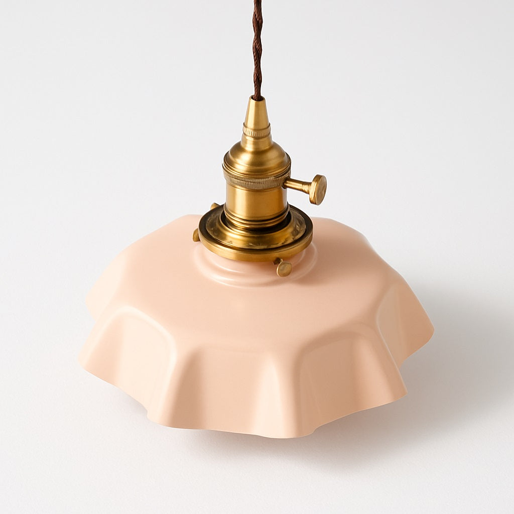 Abat-jour suspension en verre rose ondulé, vue plongeante sur douille dorée et forme florale vintage élégante.
