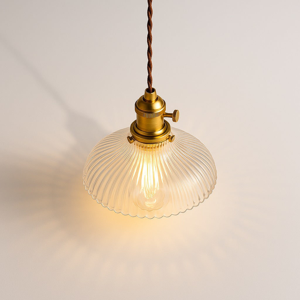 Suspension en verre nervuré style art déco, abat jour transparent et laiton pour éclairage raffiné