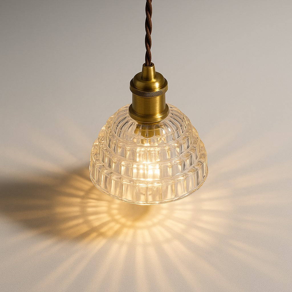 Lampe suspendue vue du dessus, abat-jour en verre à étages diffusant une lumière décorative, douille laiton.
