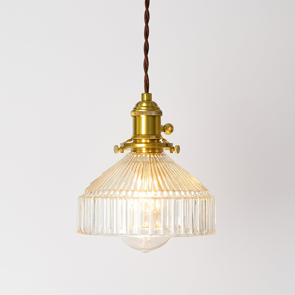 Suspension en verre strié transparent avec douille dorée, abat jour élégant pour éclairage décoratif vintage.