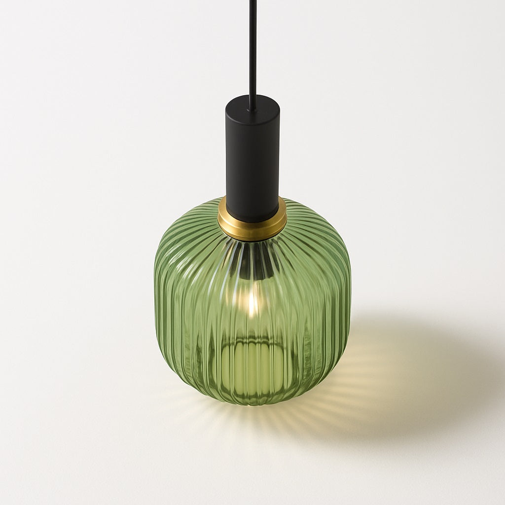 Suspension abat-jour en verre nervuré vert avec douille noire et anneau laiton vue du dessus, lumière allumée.