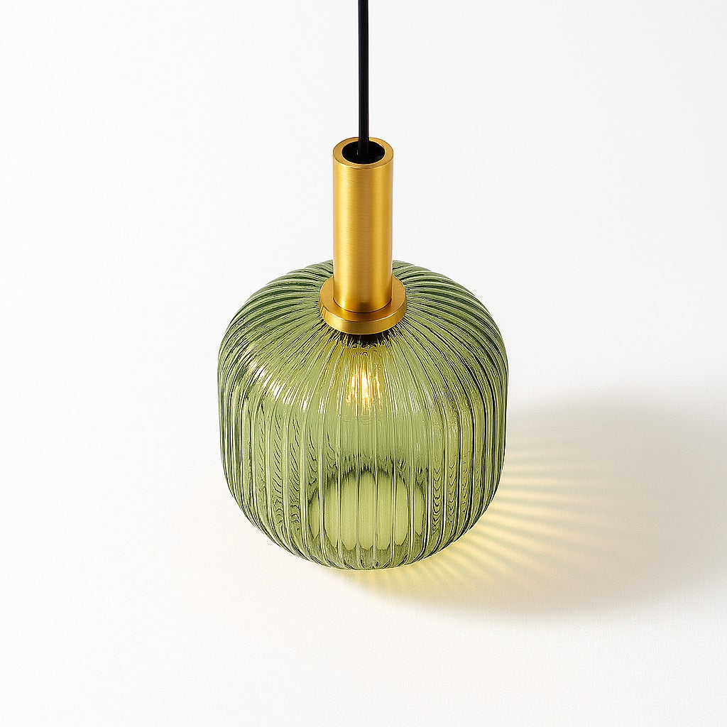 Suspension en verre nervuré vert vue du dessus avec douille dorée, abat-jour design pour lampe élégante et contemporaine.