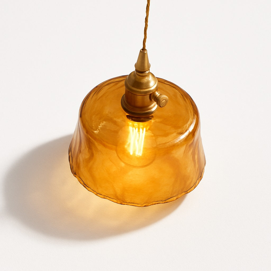 Abat-jour suspension en verre ambré soufflé, forme organique avec douille laiton doré, lumière douce et chaleureuse.