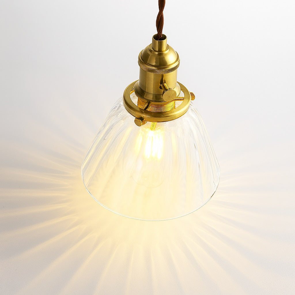 Suspension élégante avec abat jour nervuré en verre transparent, effet lumineux diffus et décoratif