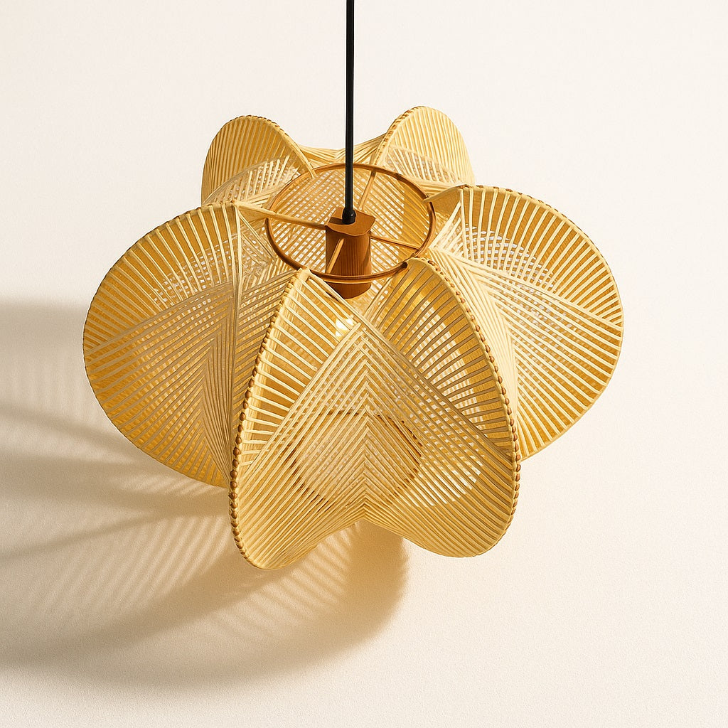 Abat-jour en coton tissé et bois clair vu du dessus, design graphique et ombres naturelles.