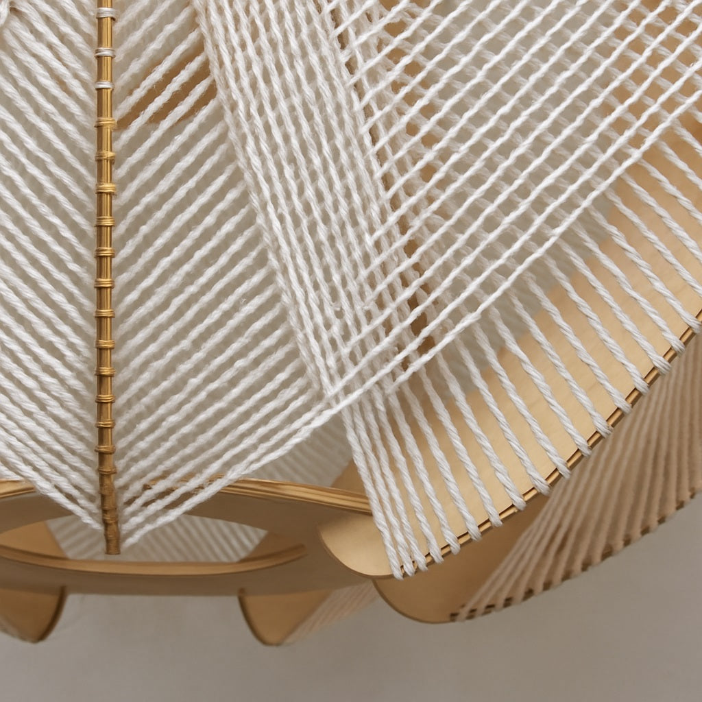 Zoom sur le tissage en coton blanc et la structure bois de l’abat-jour, finition artisanale.