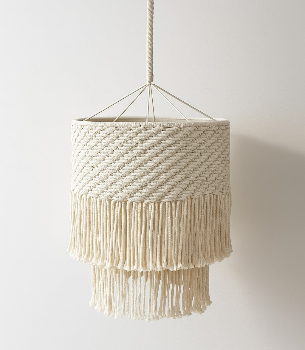 Suspension abat-jour cylindrique en coton blanc, franges longues et tressage artisanal à relief en corde naturelle.