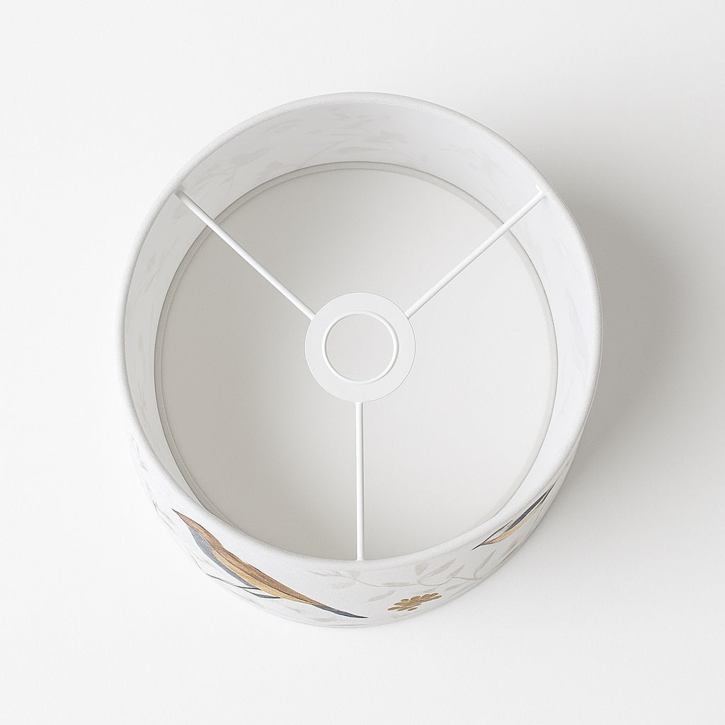 Vue intérieure de l’abat-jour Aubeline blanc pour lampe de chevet ou lampadaire, structure E27 apparente.