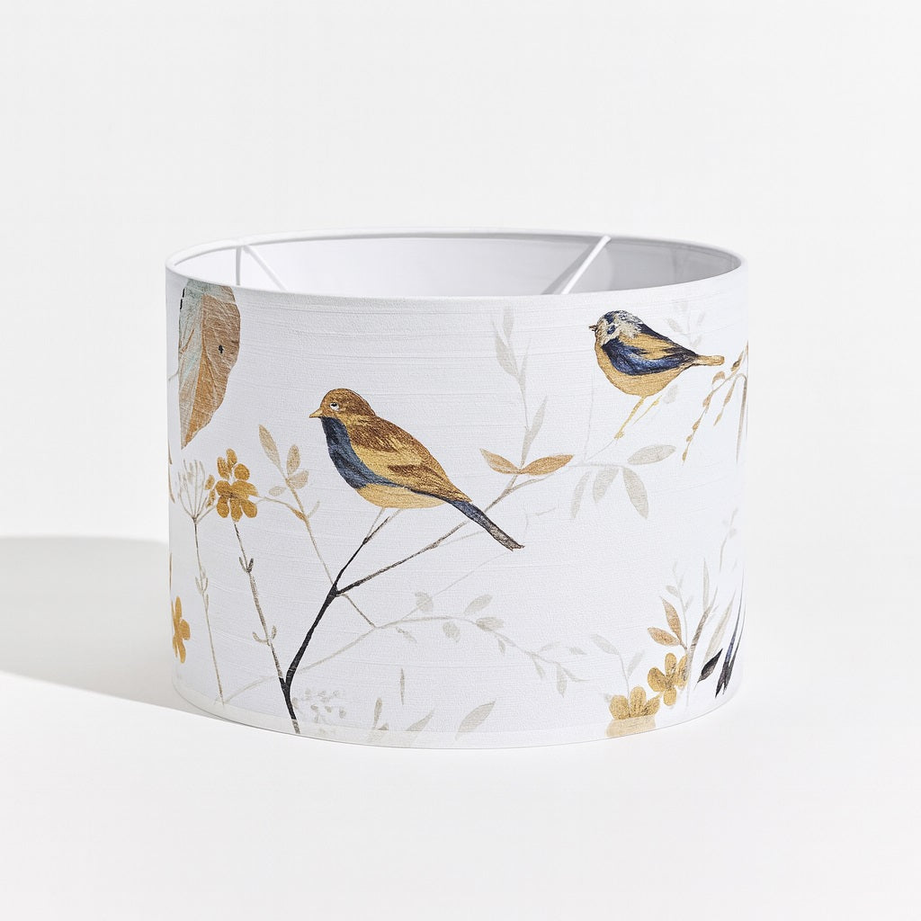 Abat-jour Aubeline blanc à motifs d’oiseaux dorés, idéal pour une lampe de chevet ou un lampadaire élégant.