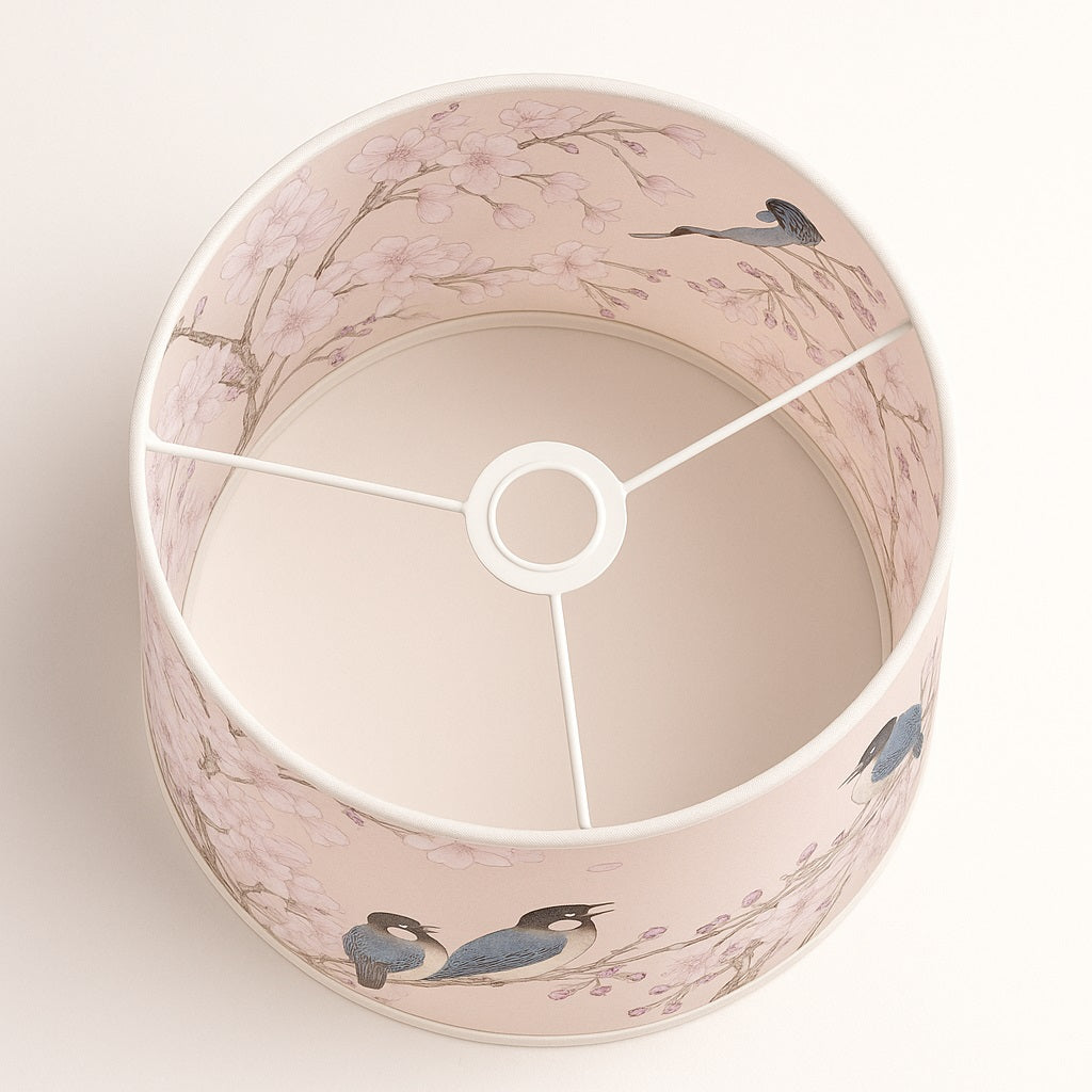 Vue intérieure de l’abat-jour Aubeline rose pour lampe de chevet ou lampadaire, armature métallique fine.