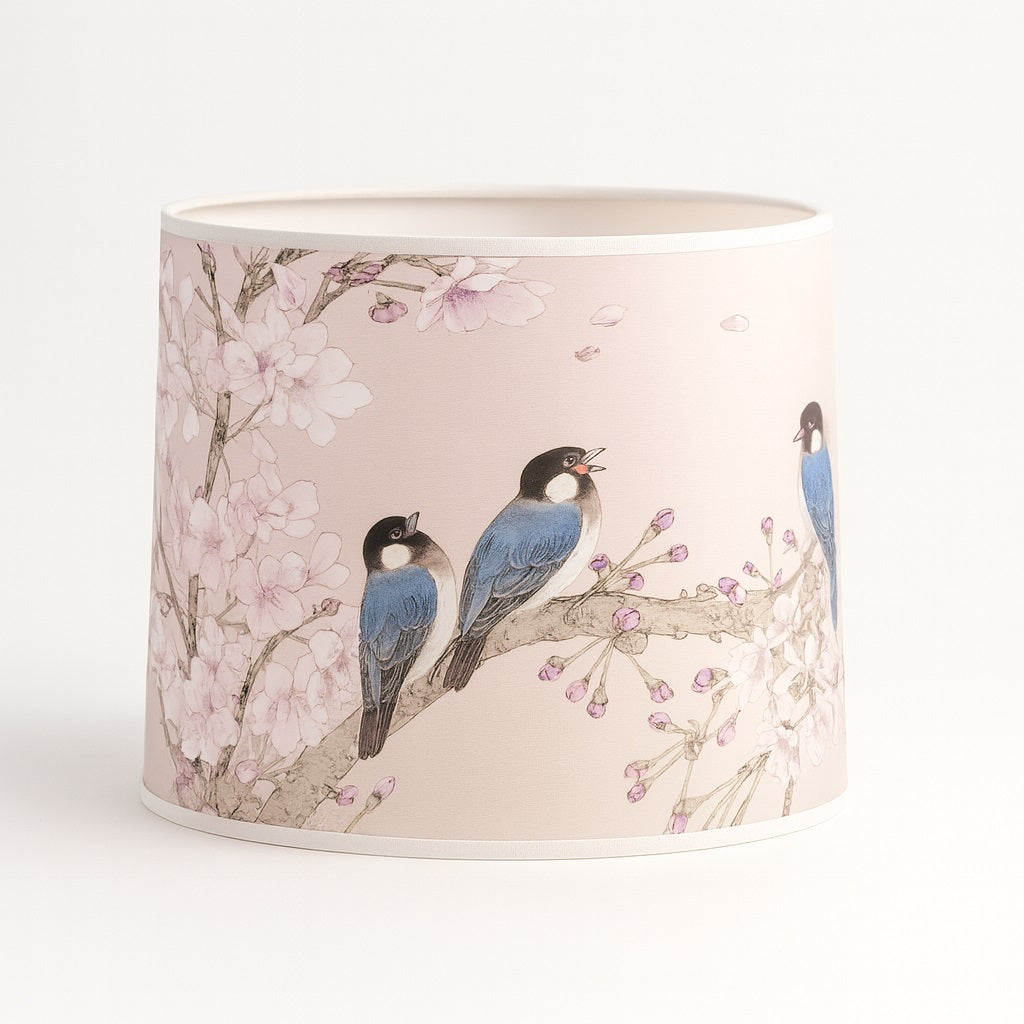 Abat-jour Aubeline rose à motifs d’oiseaux bleus, parfait pour une lampe de chevet ou un lampadaire.