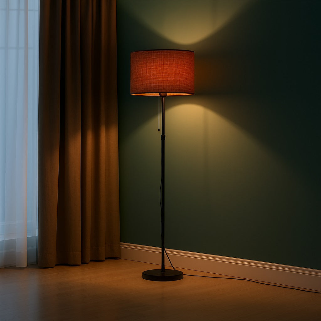 Lampadaire avec abat-jour Aurélia brun créant une lumière chaleureuse et élégante dans un salon.