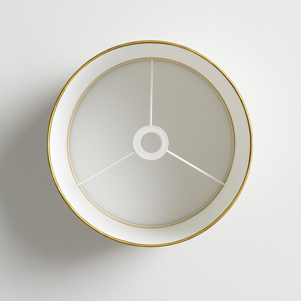 Vue intérieure de l’abat-jour Aurélia blanc et or pour lampe de chevet ou lampadaire, structure fine en métal.