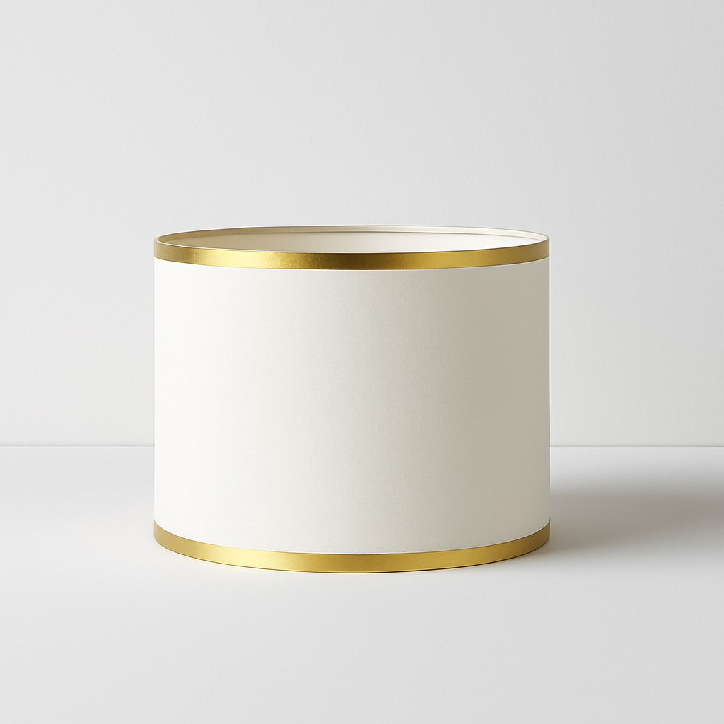 Abat-jour Aurélia blanc à bordures dorées, parfait pour une lampe de chevet ou un lampadaire élégant.