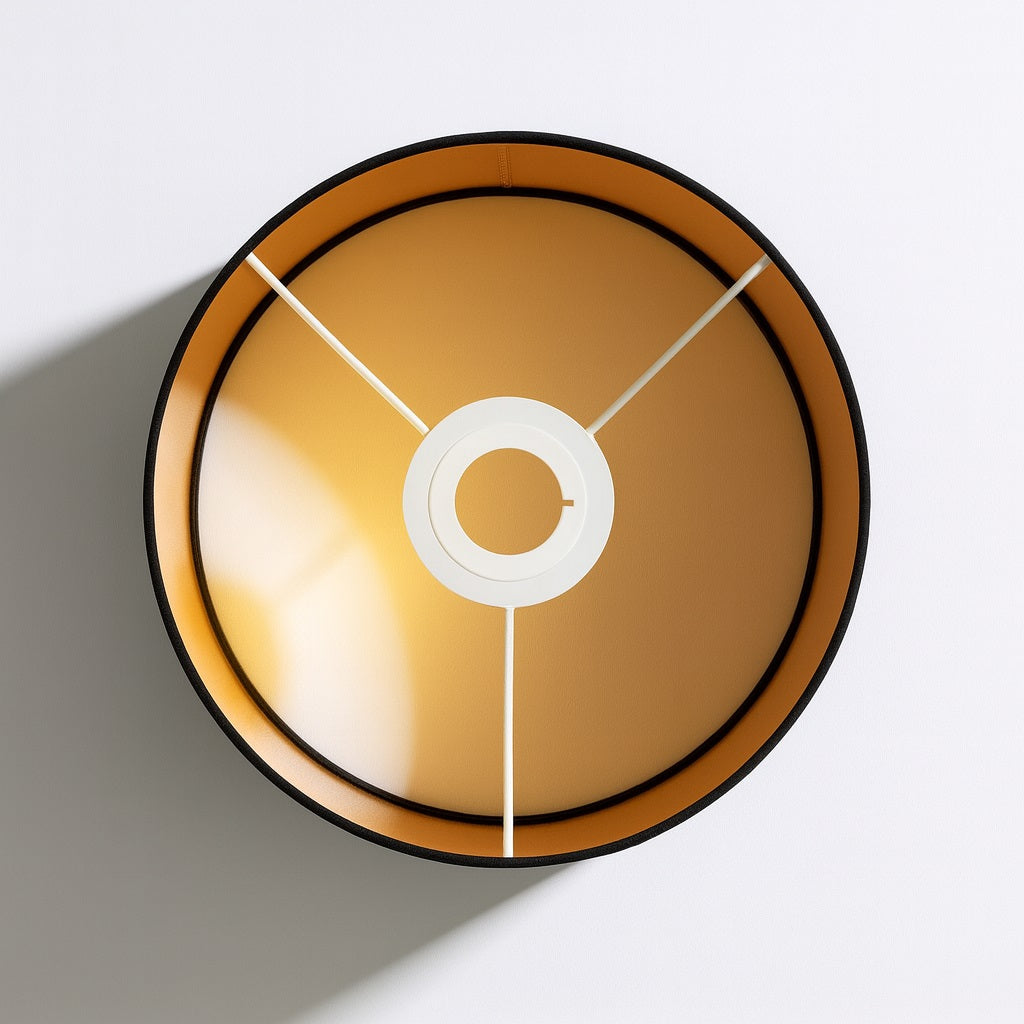 Vue de dessous d’un abat-jour noir intérieur doré, idéal pour lampe sur pied ou suspension design et élégante.