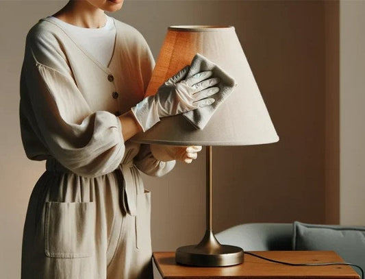 Nettoyage d’un abat-jour en tissu avec chiffon doux, entretien facile pour lampe de chevet – conseils Monsieur Abat-Jour.