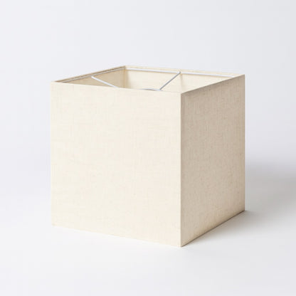 Abat-jour carré couleur amande en tissu naturel, design épuré pour lampe de table ou abat-jour lampadaire.