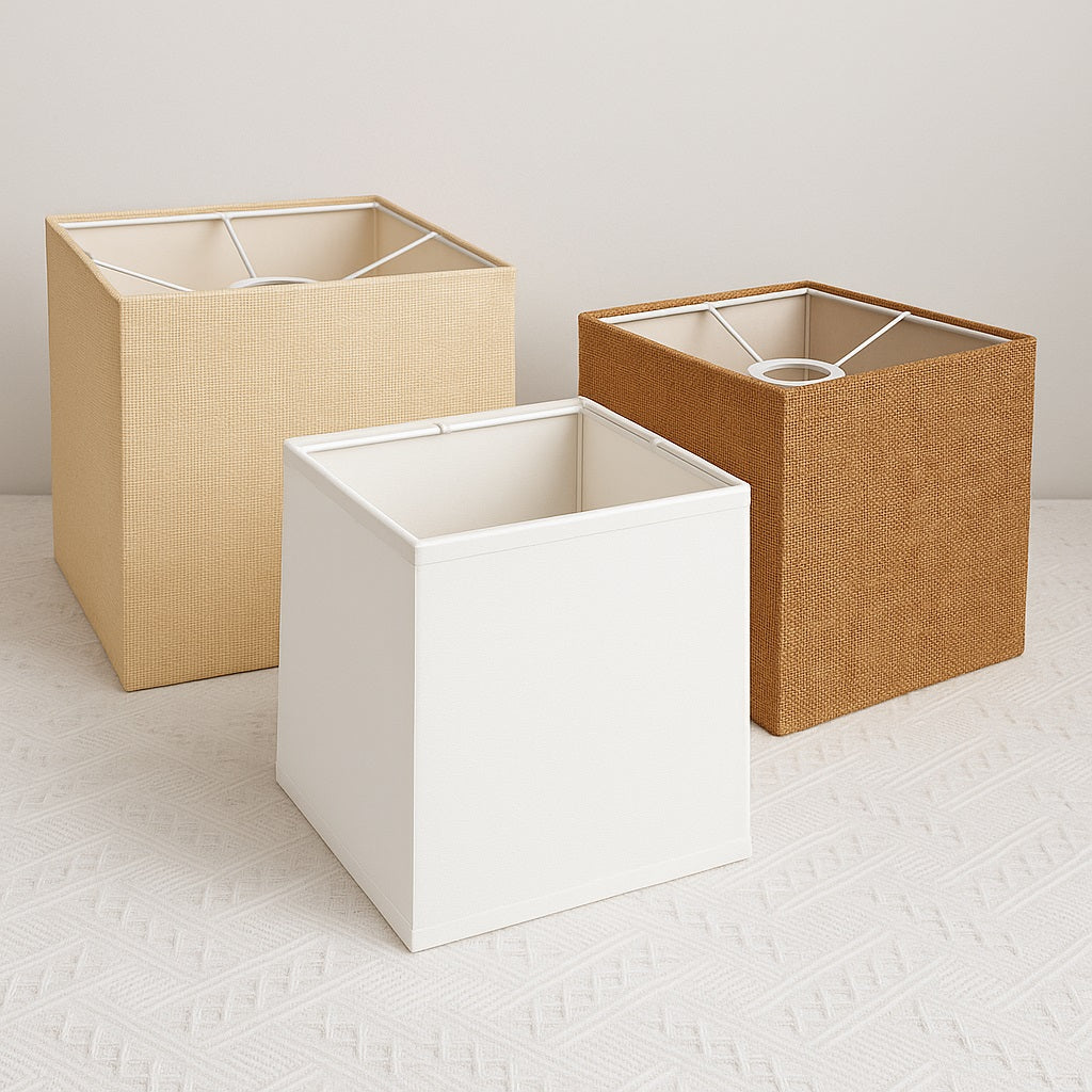 Abat-jours carrés en tissu naturel, teintes blanc, sable et miel, design épuré pour lampe de chevet ou de salon.