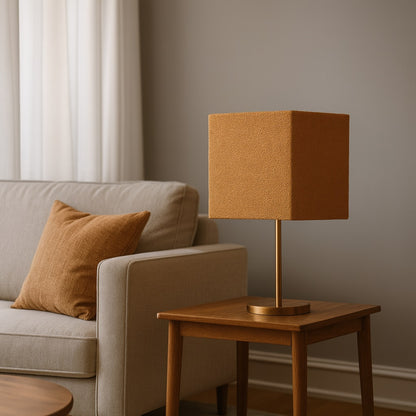 Abat-jour carré safran sur lampe de chevet, lumière douce et chaleureuse, idéal comme abat-jour lampadaire.