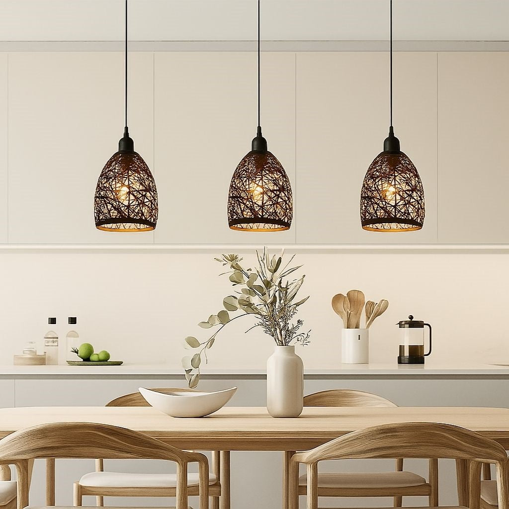 Suspensions coniques noires en métal entrelacé au-dessus d’une table en bois clair dans une cuisine moderne minimaliste.