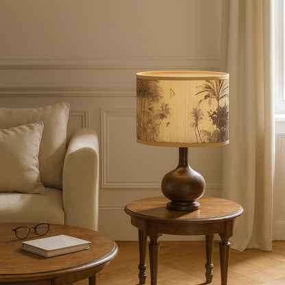 Abat-jour lampe ovale motif jungle dans un salon élégant, lumière douce et déco raffinée pour une ambiance chaleureuse.