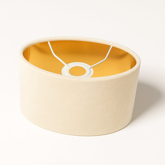 Abat-jour ovale Alboria en velours beige, intérieur doré lumineux, structure E27 robuste.