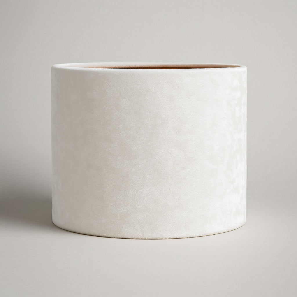 Abat-jour cylindrique blanc au design minimaliste, diffusion homogène de la lumière, abat-jour lampadaire.