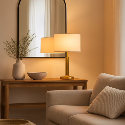 Abat-jour cylindrique blanc sur lampe à poser, lumière douce et élégante, idéal comme abat-jour lampadaire.