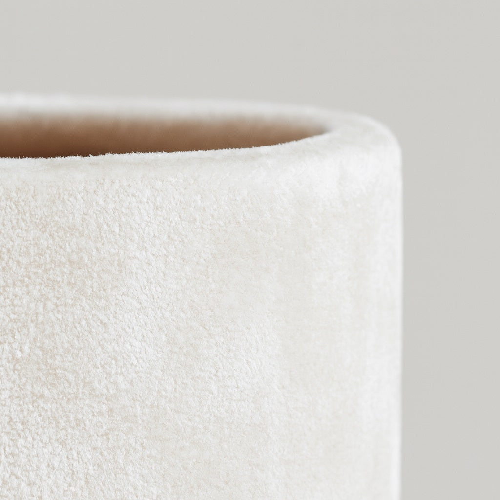 Gros plan sur le tissu d’un abat-jour cylindrique blanc, texture douce et uniforme pour abat-jour lampadaire.