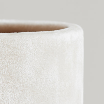 Gros plan sur le tissu d’un abat-jour cylindrique blanc, texture douce et uniforme pour abat-jour lampadaire.