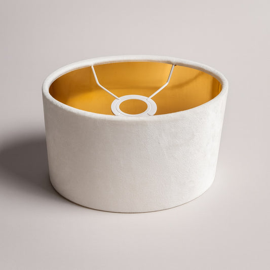 Abat-jour cylindrique blanc avec intérieur doré et structure E27 visible, abat-jour lampadaire raffiné.