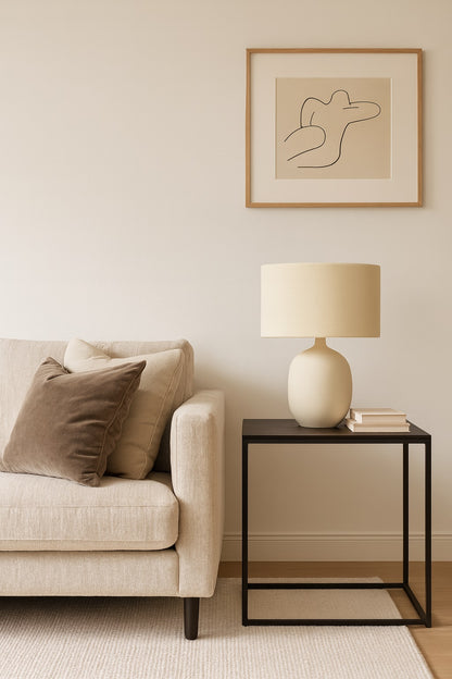 Lampe sur pied avec abat-jour ovale en velours beige Alboria, idéale pour un salon contemporain et cosy.