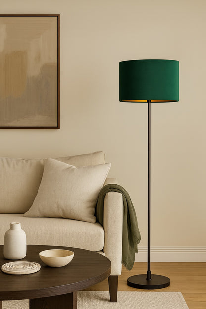 Lampe sur pied avec abat-jour en velours vert émeraude et intérieur doré, mise en scène dans un salon contemporain.